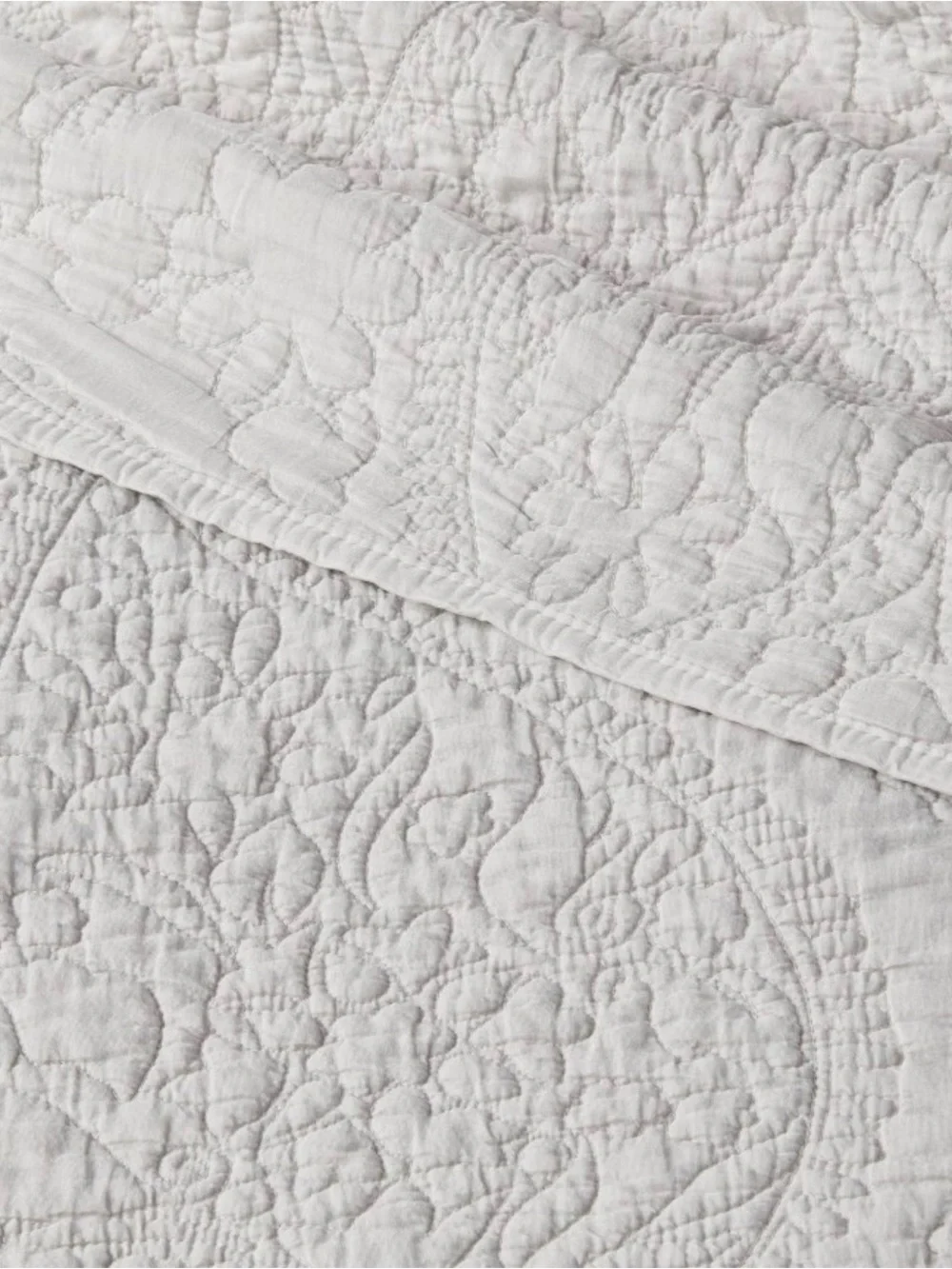 Threshold White Quilted Bedspread with Pillow Shams